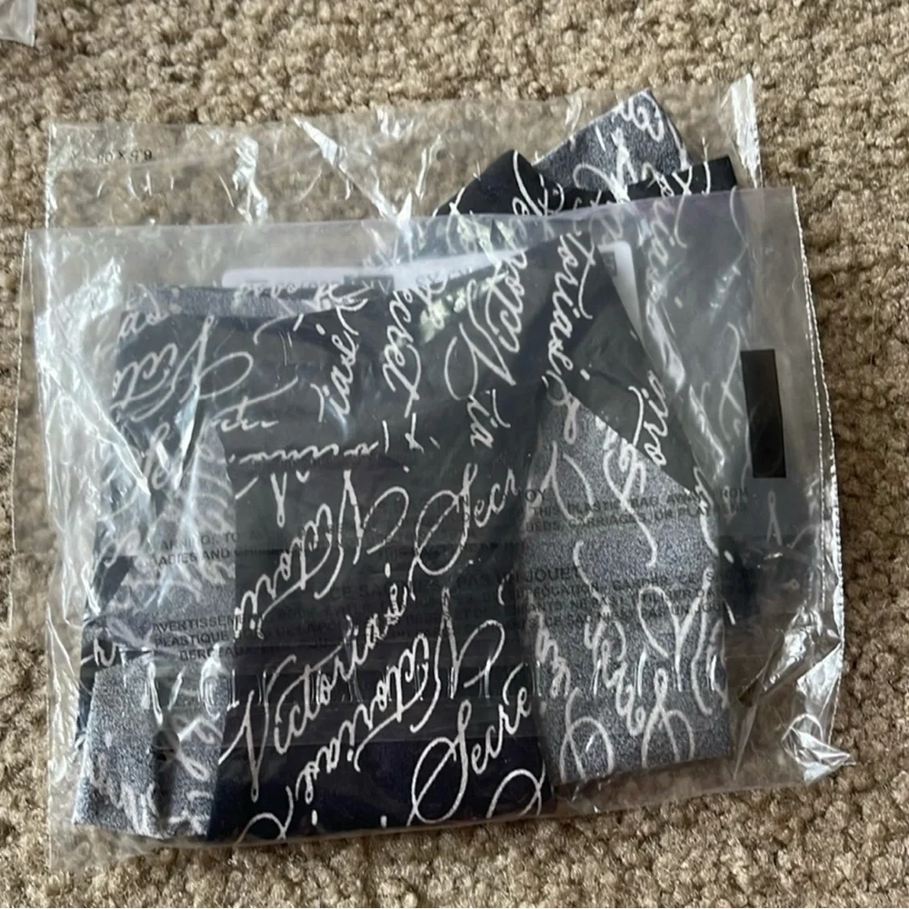 VICTORIAS SECRET NO-SHOW SEAMLESS CHEEKY PANTY UNDERWEAR. NWT